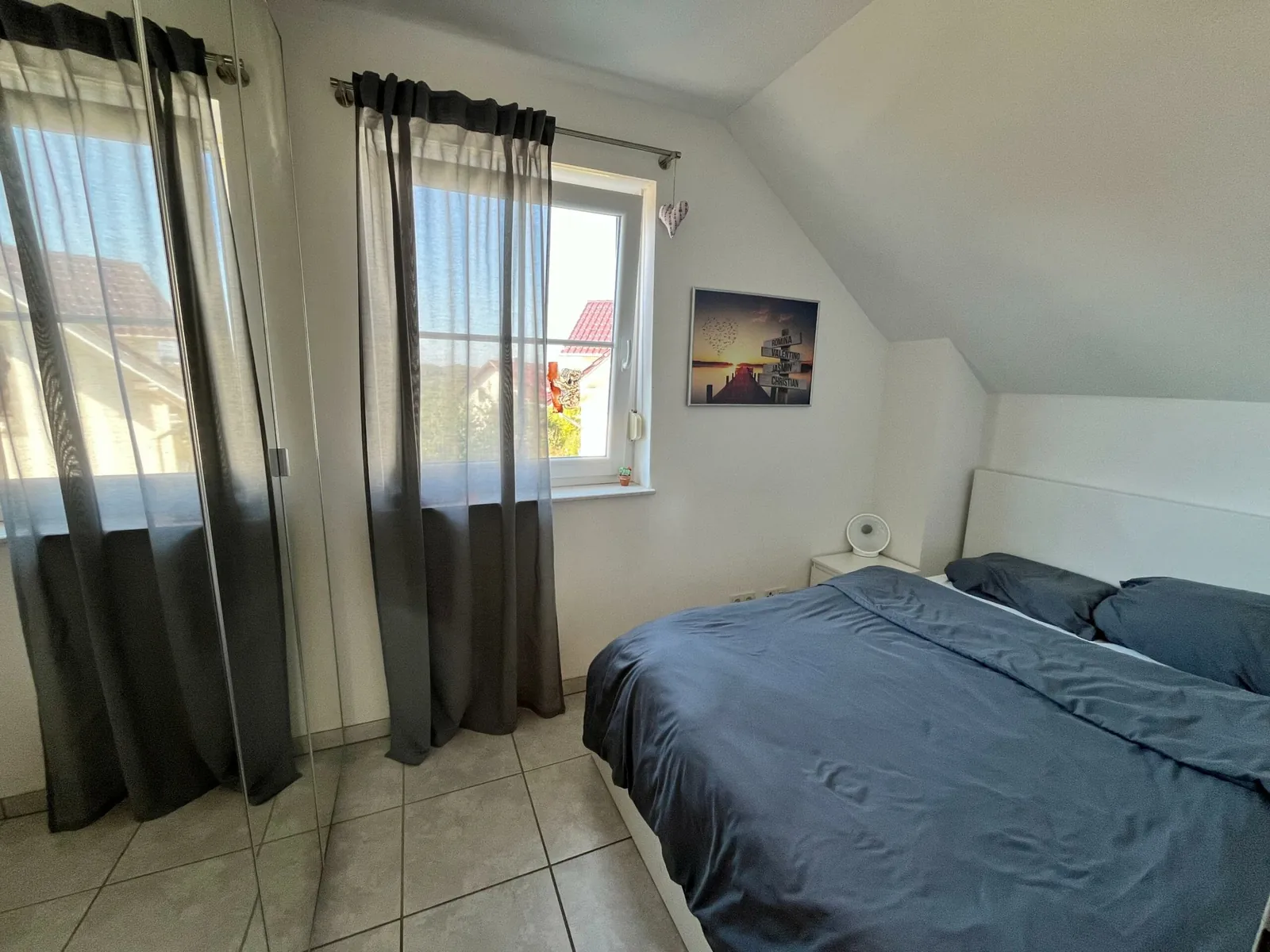 Schlafzimmer mit Doppelbett unter der Dachschräge