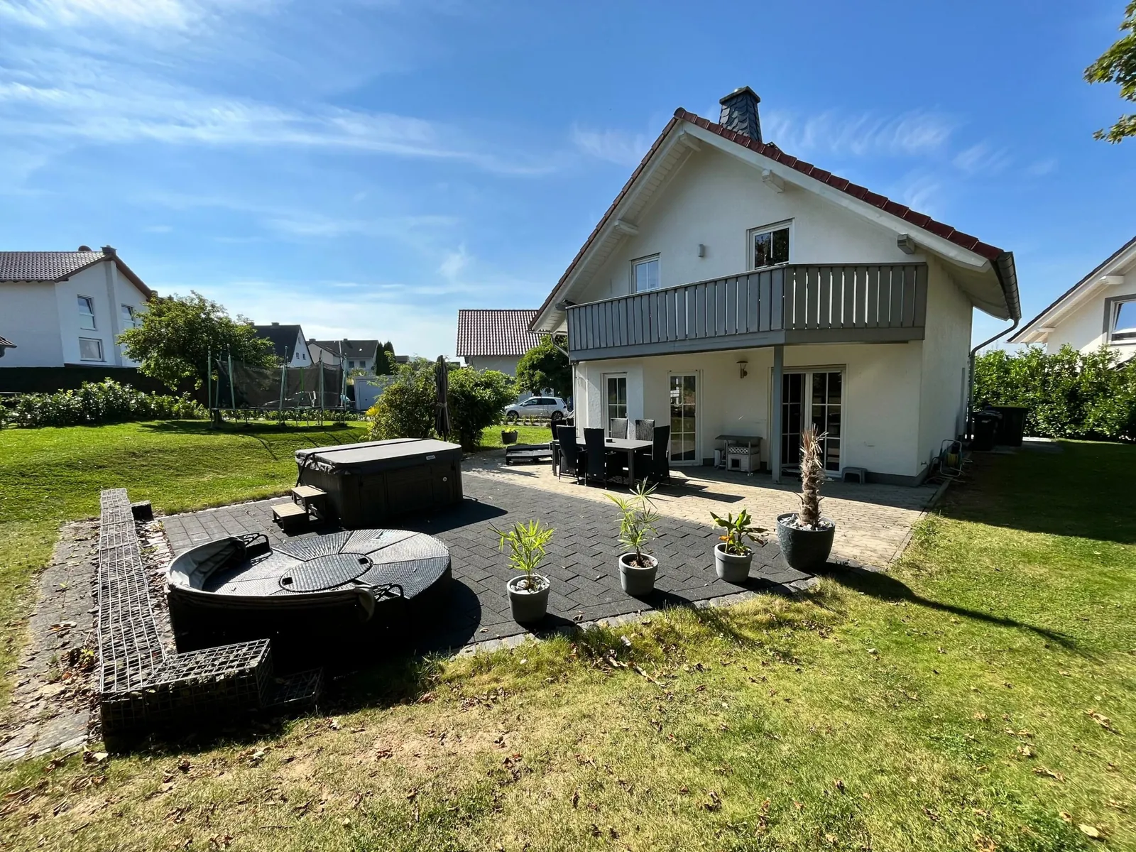 Haus mit Terrasse, Balkon und Garten